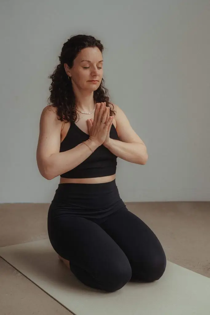 Yogalehrerin Julia von youyoga Rostock in meditativer Haltung für ein achtsames 1:1 Yogacoaching.