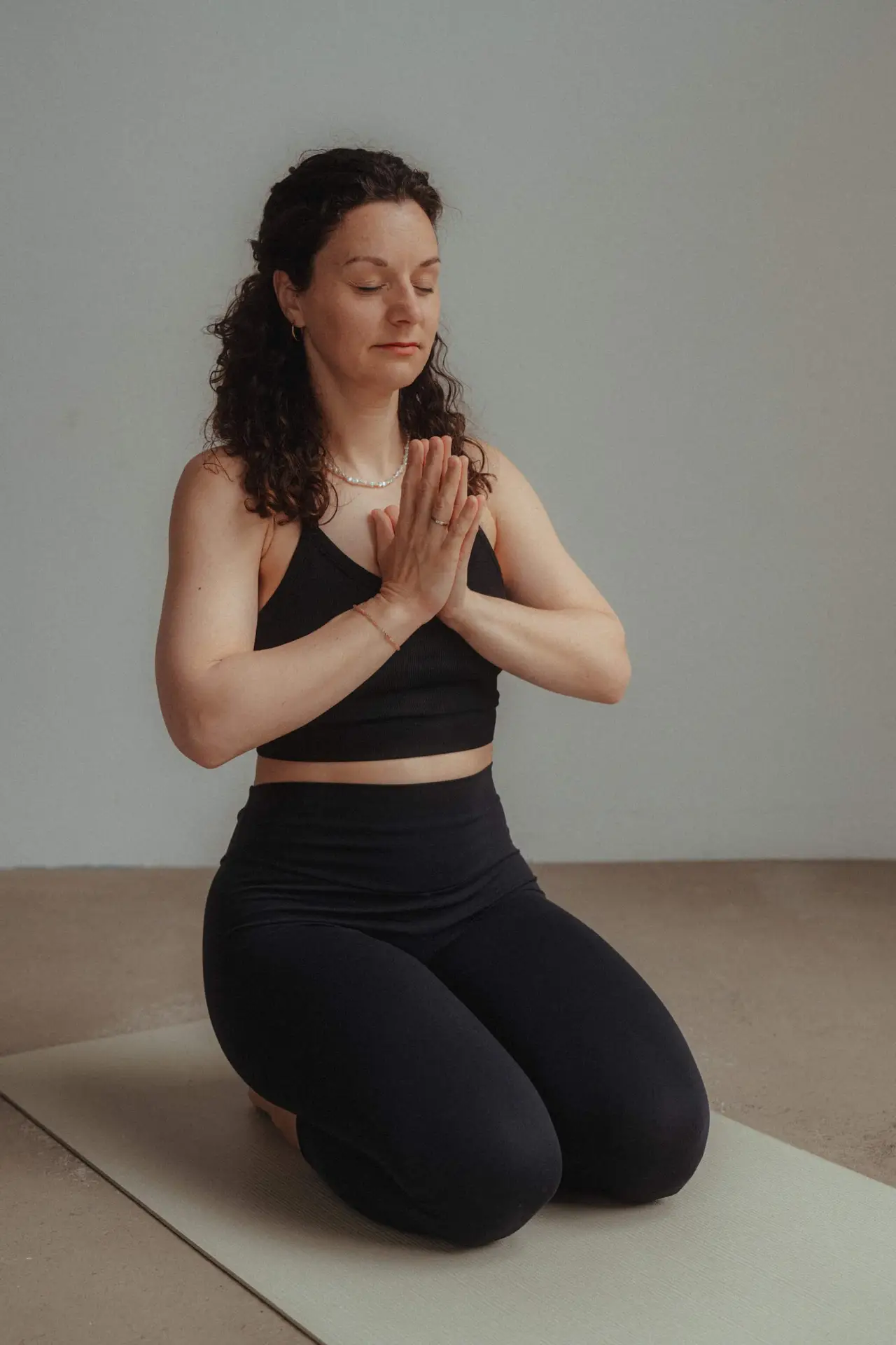 Yogalehrerin Julia von youyoga Rostock in meditativer Haltung für ein achtsames 1:1 Yogacoaching.