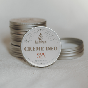 Eine Nahaufnahme der Creme Deo Dose von BioBalsam Naturkosmetik in der „youyoga Rostock Special Edition“