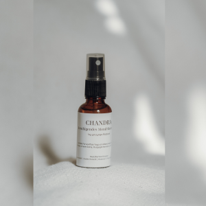 Eine Flasche des beruhigenden Mond-Raumsprays „Chandra“ von youyoga Rostock auf einer hellen, strukturierten Unterlage.