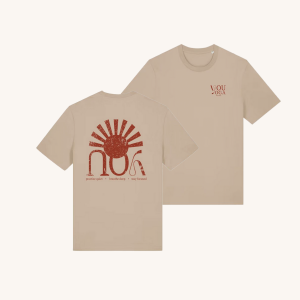 Grafische Produktansicht des youyoga Community Shirts in Schwarz und Beige mit Logo auf der Vorderseite und großem Sonnen-Slogan-Print auf dem Rücken.