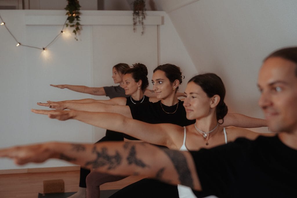 Dein Start bei youyoga Rostock: Teste unser vielfältiges Kursangebot 4 Wochen lang mit dem attraktiven Probemonat für Neukunden.