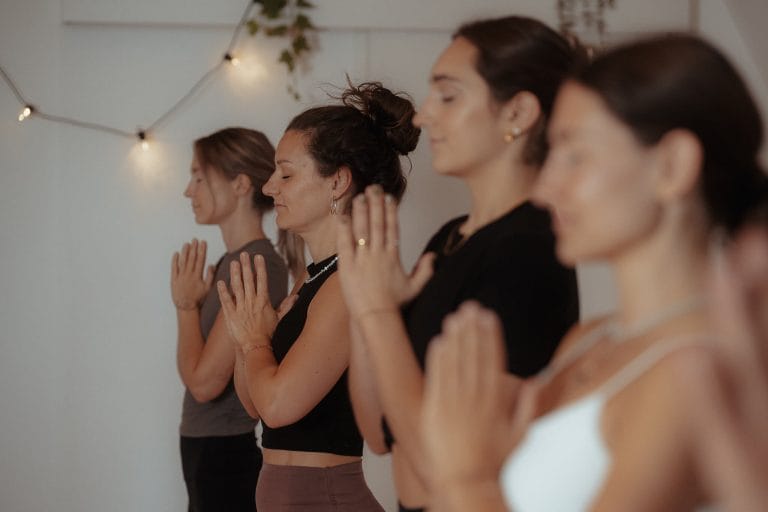 Eine Gruppe von Frauen bei einer gemeinsamen Meditationsübung im youyoga Studio Rostock – dein Start für mehr Achtsamkeit und Gemeinschaft.