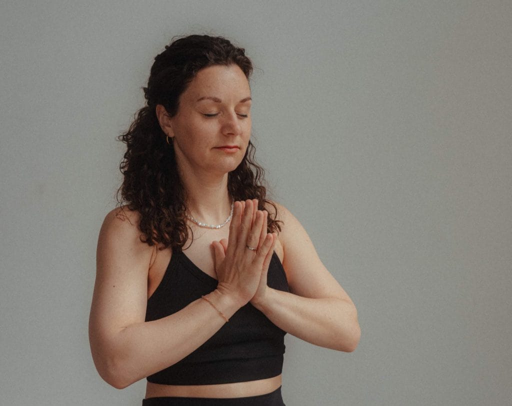 Yogalehrerin Julia von youyoga Rostock in meditativer Haltung für ein achtsames 1:1 Yogacoaching.