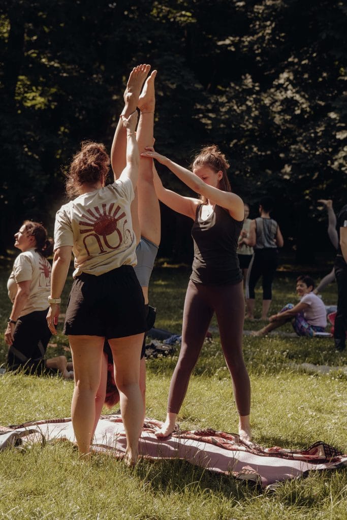 Teilnehmerinnen bei einer achtsamen Meditation im youyoga Studio Rostock – deine Membership für persönliches Wachstum und tiefe Verbindung.