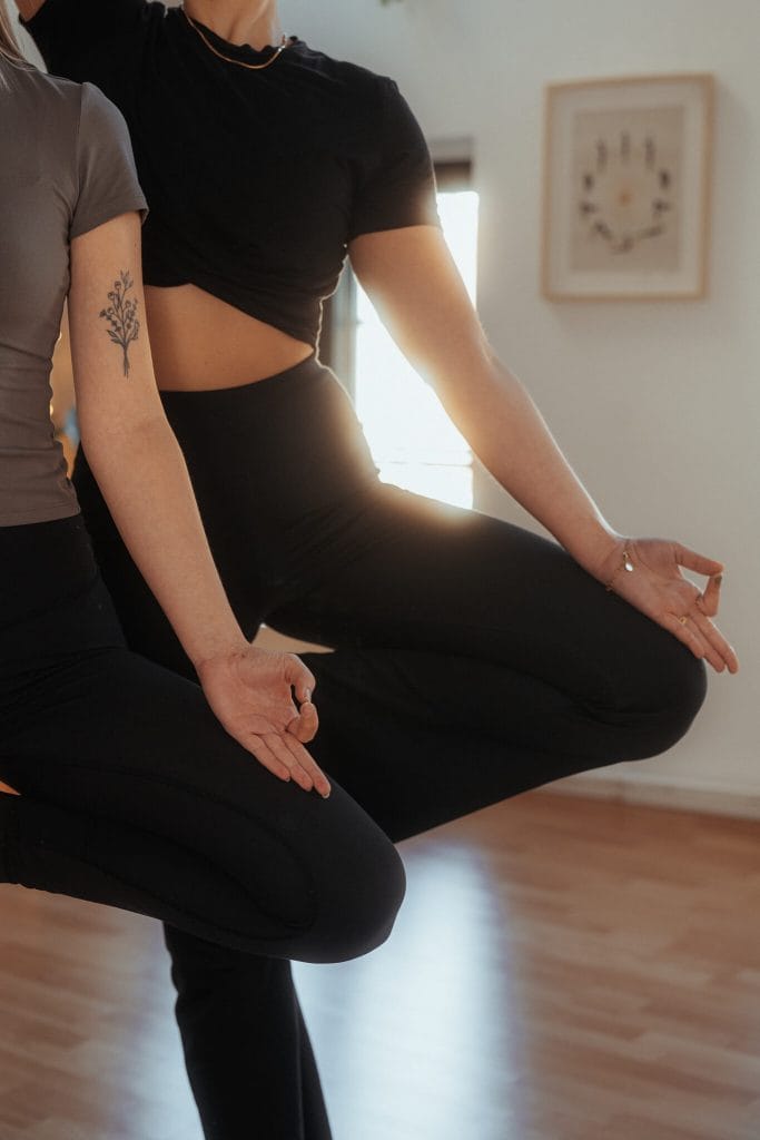 Fokus auf korrekte Ausrichtung und Mudra-Haltung während einer Yoga-Klasse bei youyoga Rostock – ein Zeichen für unsere hohe Unterrichtsqualität