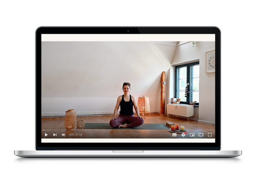 Ansicht eines Laptops mit dem youyoga Online-Video-Tutorial „Sonnengruß Schritt für Schritt lernen“ – Yoga-Praxis für zuhause.