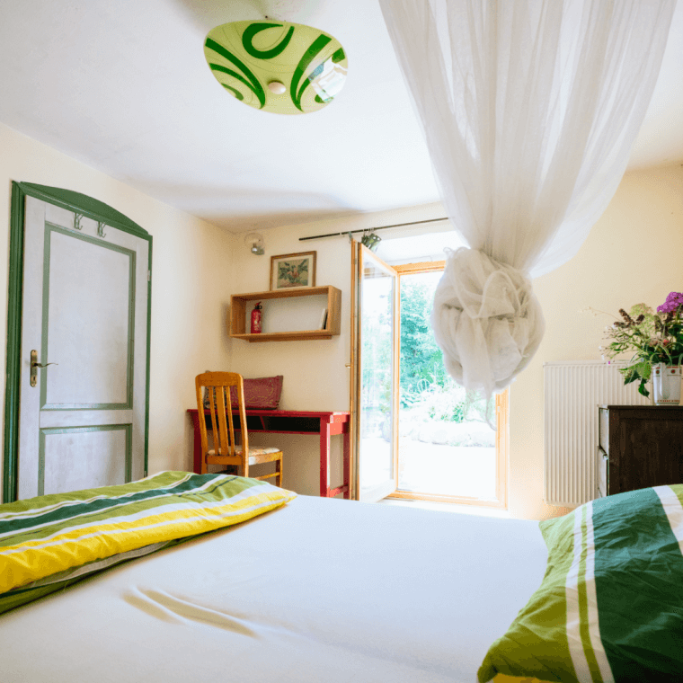 Ein Zimmer mit Einzelbett im Doppelzimmer beim New Beginnings Retreat