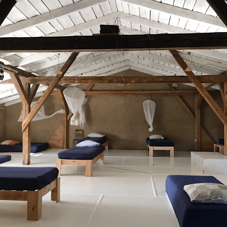 Bild zeigt einen Schlafsaal in der Ponderosa e.V. - Retreatlocation für das New Beginnings Januar Retreat von youyoga Rostock